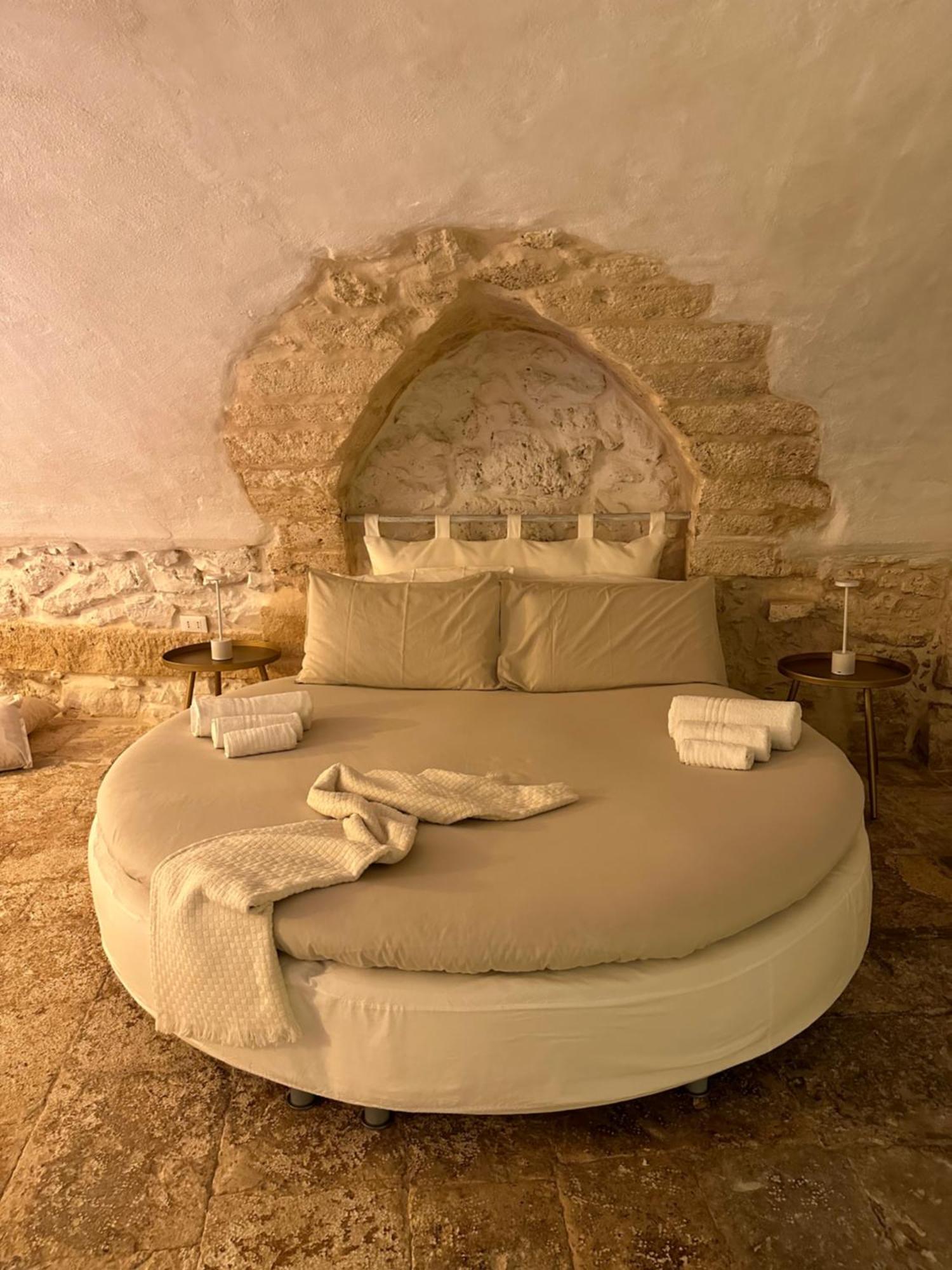 Arquati Suite Luxury Apartment Ostuni Bagian luar foto